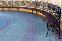 Радиусная садово-парковая кованая скамья с деревянным топом Версаль